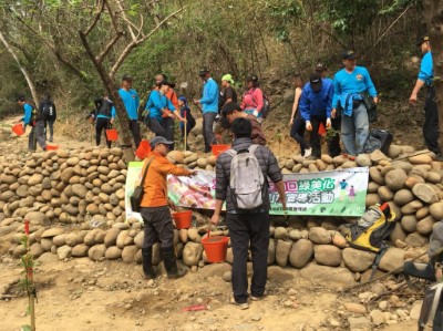 林務局人員與登山協會成員協力挖掘土穴並混入肥沃的客土1 新竹林區管理處提供